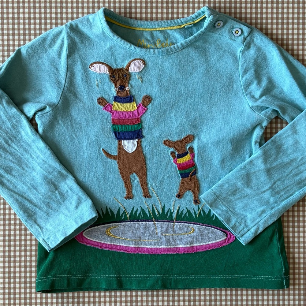 Mini Boden long sleeve appliqué jumping dogs shirt. Size 2-3 - Picture 4 of 15